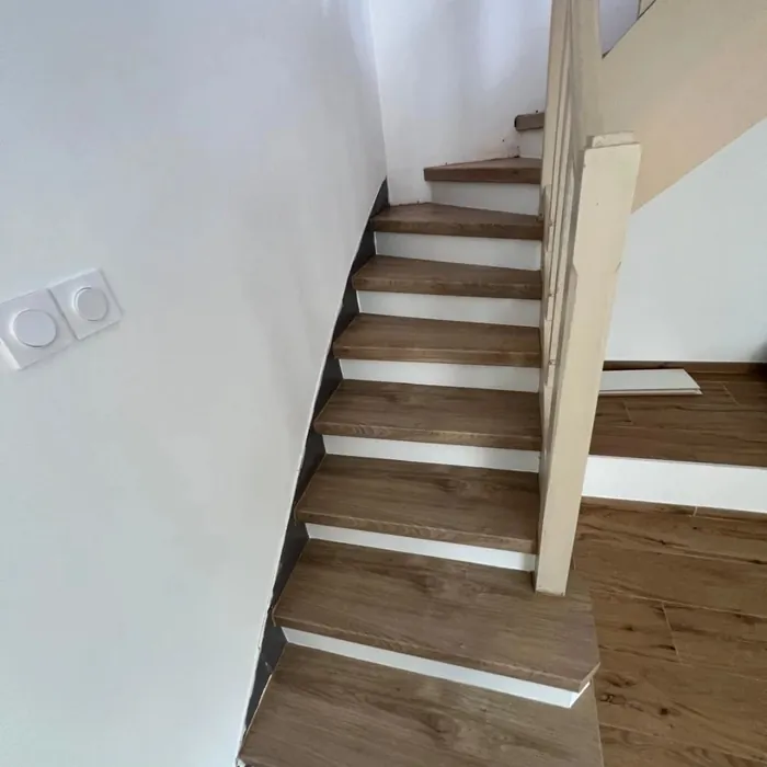 Escalier habillé de marches en chêne naturel et de contremarches blanches