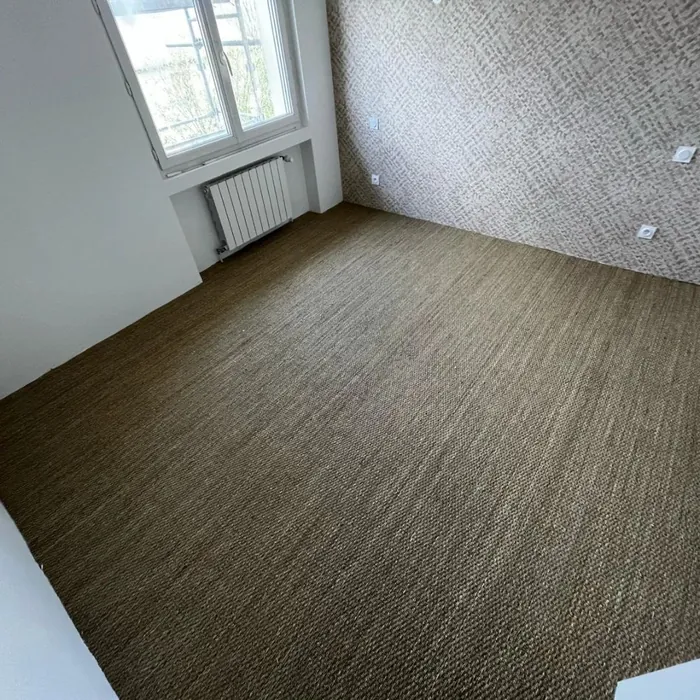 Chambre au sol en sisal naturel