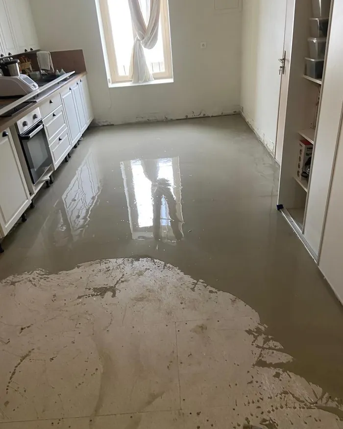 Le ragréage en cours de séchage dans le studio
