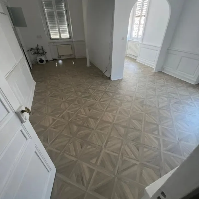 Dalles stratifiées motif Versailles posées dans un appartement ancien