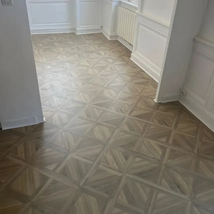 Dalles stratifiées motif Versailles dans un appartement à moulures
