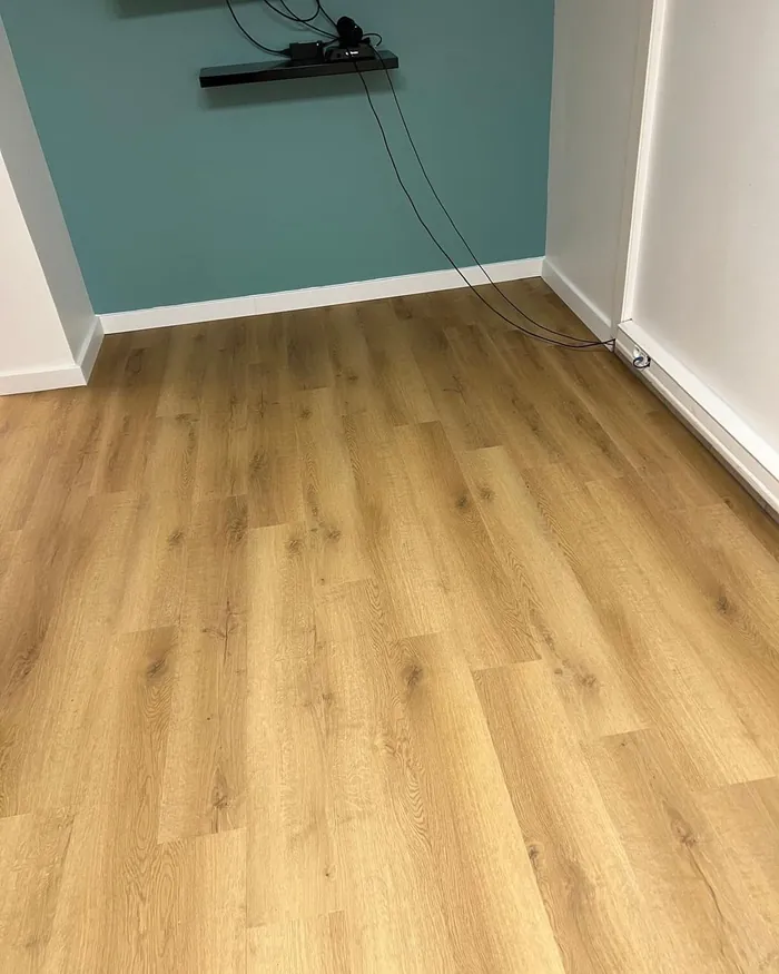 Lames vinyle aspect chêne dans un appartement de 100 m²