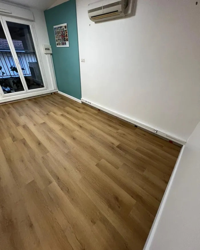Lames de vinyle aspect chêne posées dans un appartement